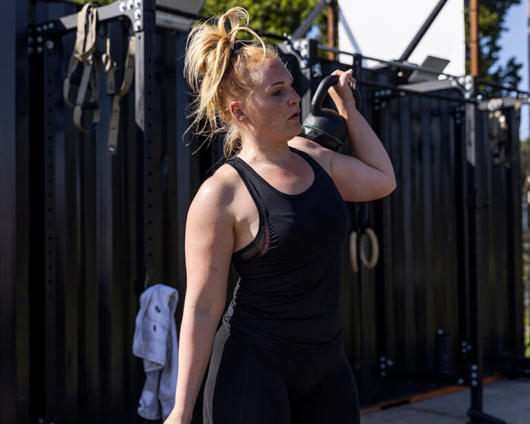 vrouw-voert-oefening-uit-spartan-fit