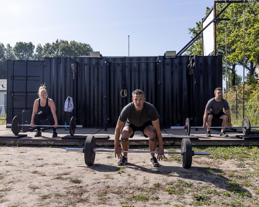 medewerkers-voeren-oefening-uit-spartan-fit